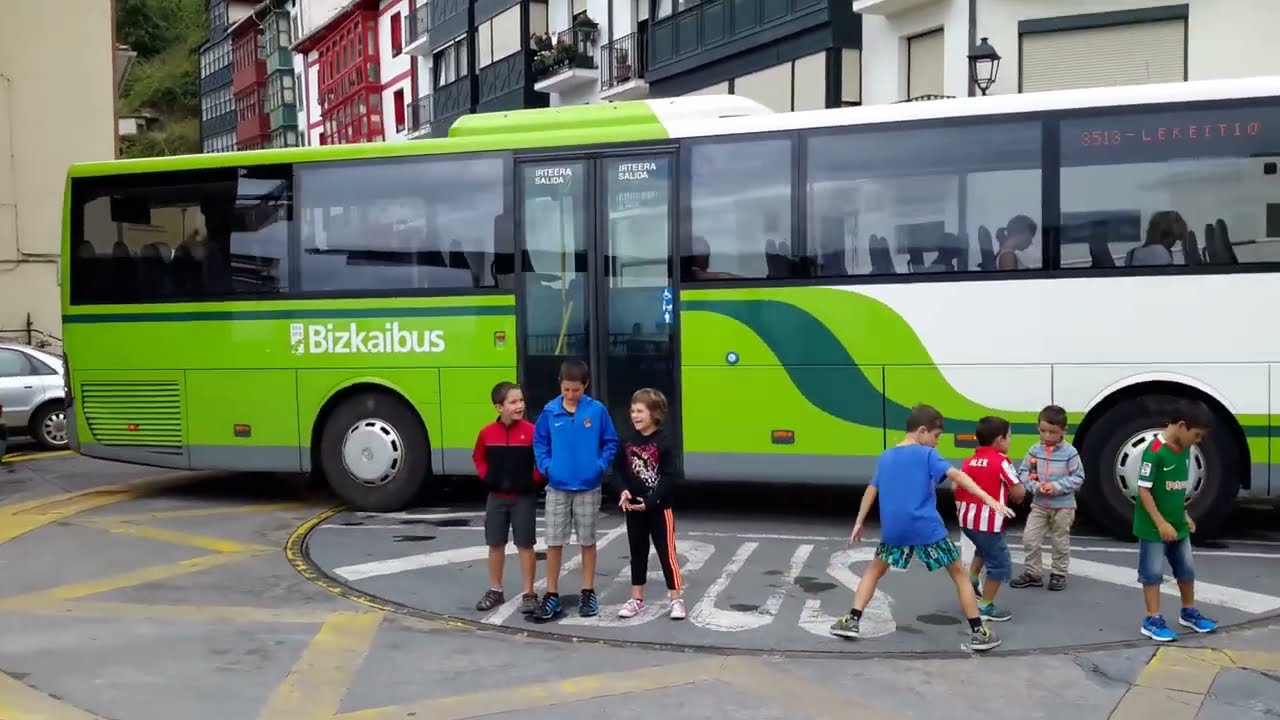 Bizkaibus dando la vuelta en Elantxobe