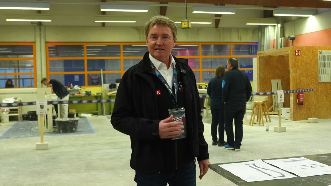 Frank Schweizer erklärt die Stuckateur-Aufgaben auf der Deutschen Meisterschaft im Bauhandwerk