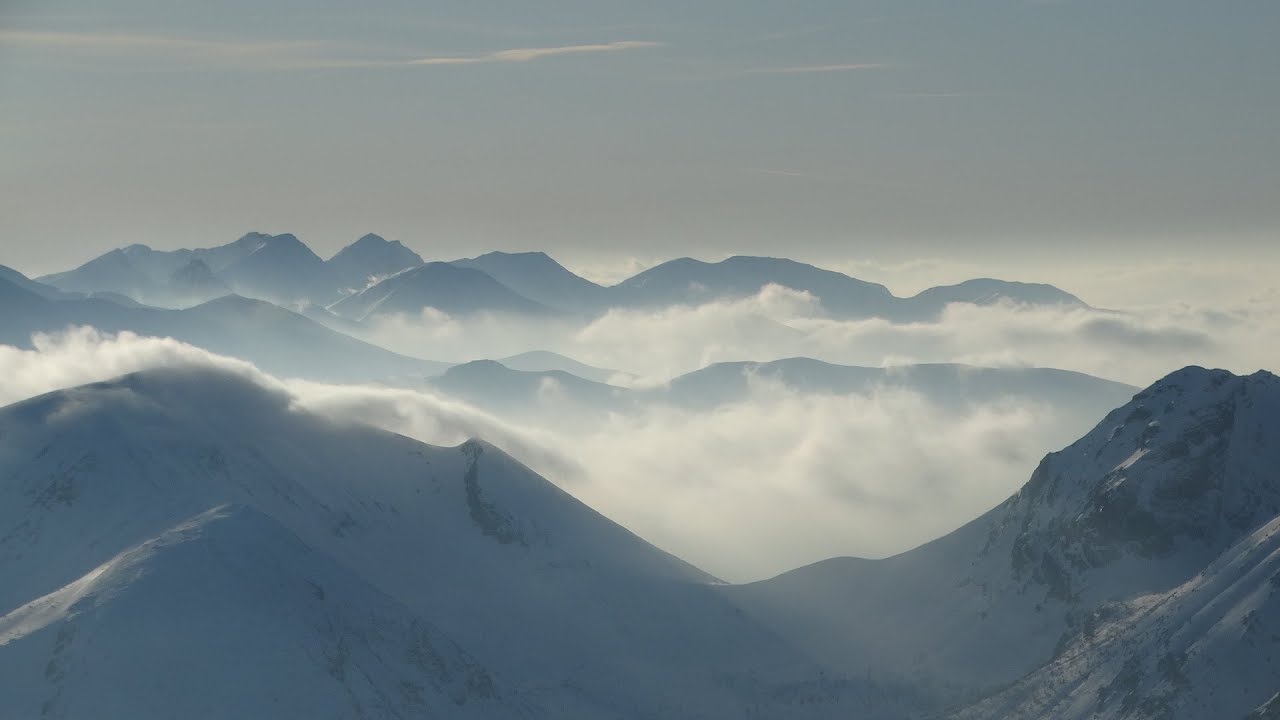 Tatry w chmurach z przełęczy Liliowe pod Świnicą