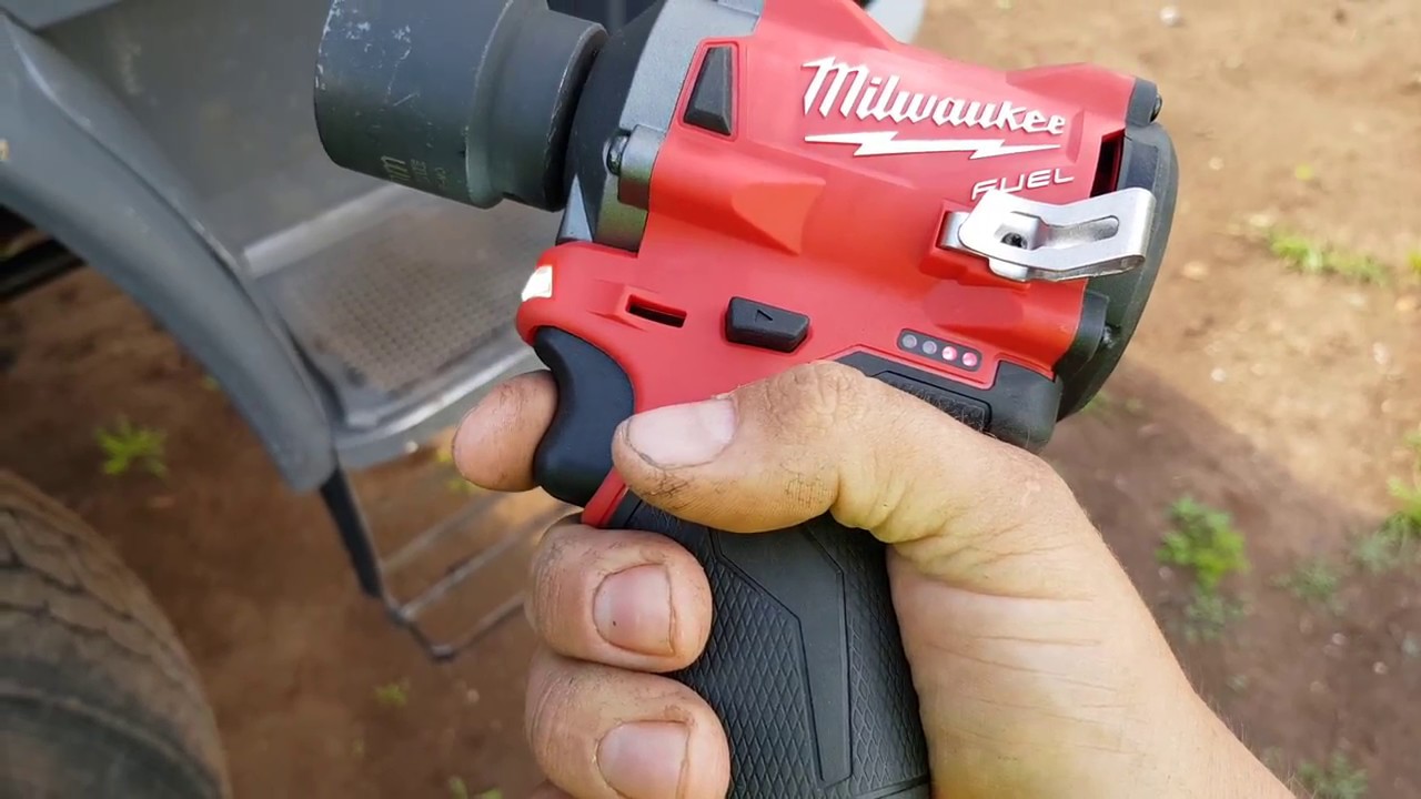 Milwaukee M12FIWF 12 First Test Stubby Impact Wrench