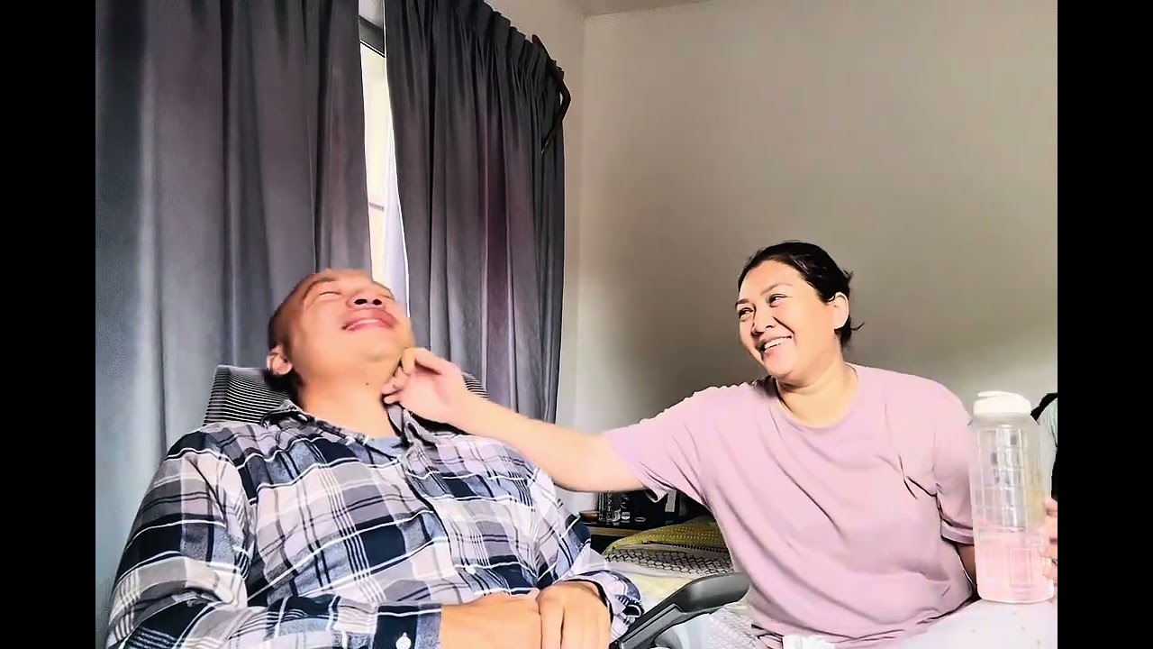 လူမမာကို ပြုစုတာလား ဟားနေတာလား မသဲကွဲဘူး 😂