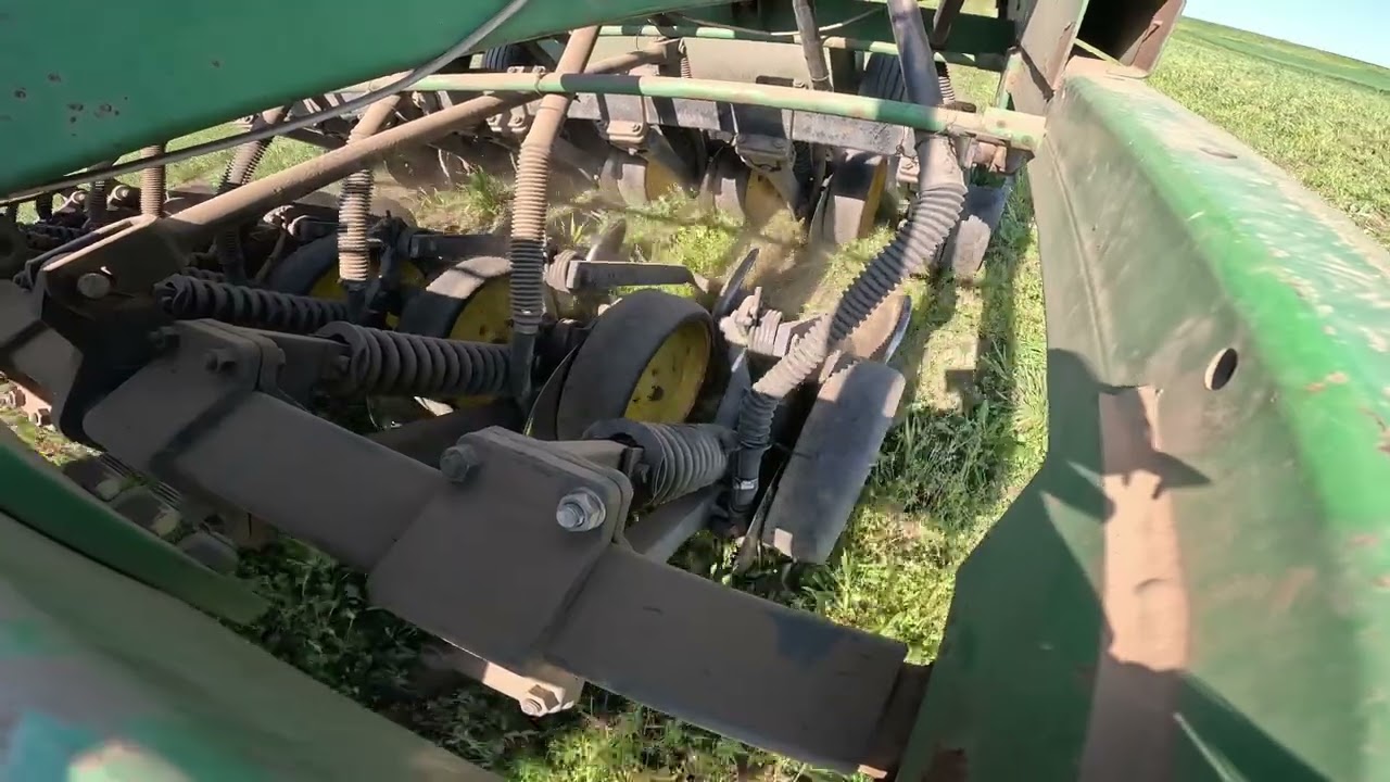 No-till cirok vetése JD 750-el és MTZ 892-vel, Terranav robotkormány vezényletével.