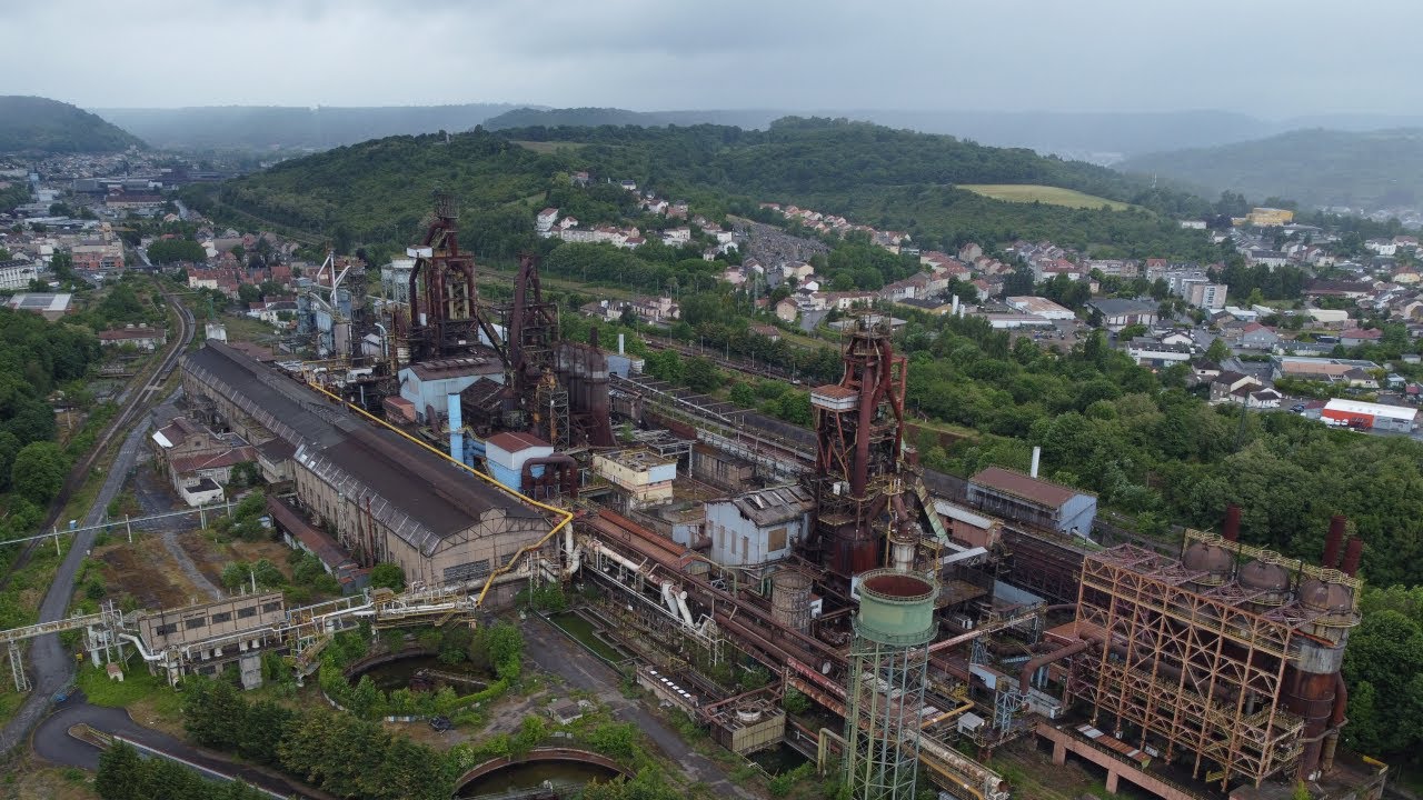 Wat doet een Ajax voetbal in een verlaten staalfabriek in Frankrijk 🇫🇷