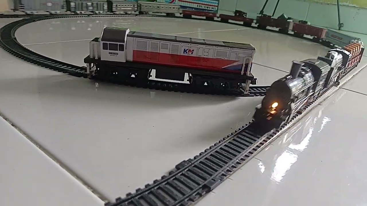 Cc 201 menunggu antrian  kereta uap railking. 