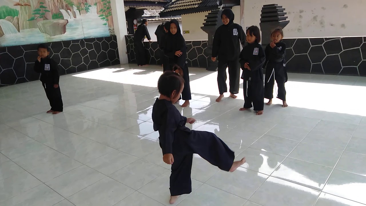 Kelucuan srikandi psht kids berlatih silat