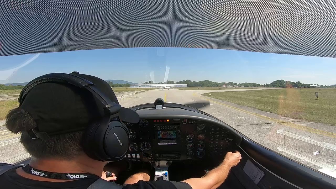 Die ersten Solo Platzrunden (Aquila A210, LOAV)