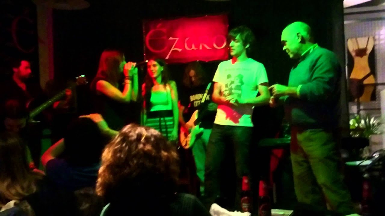Impro con duelo de armónicas.