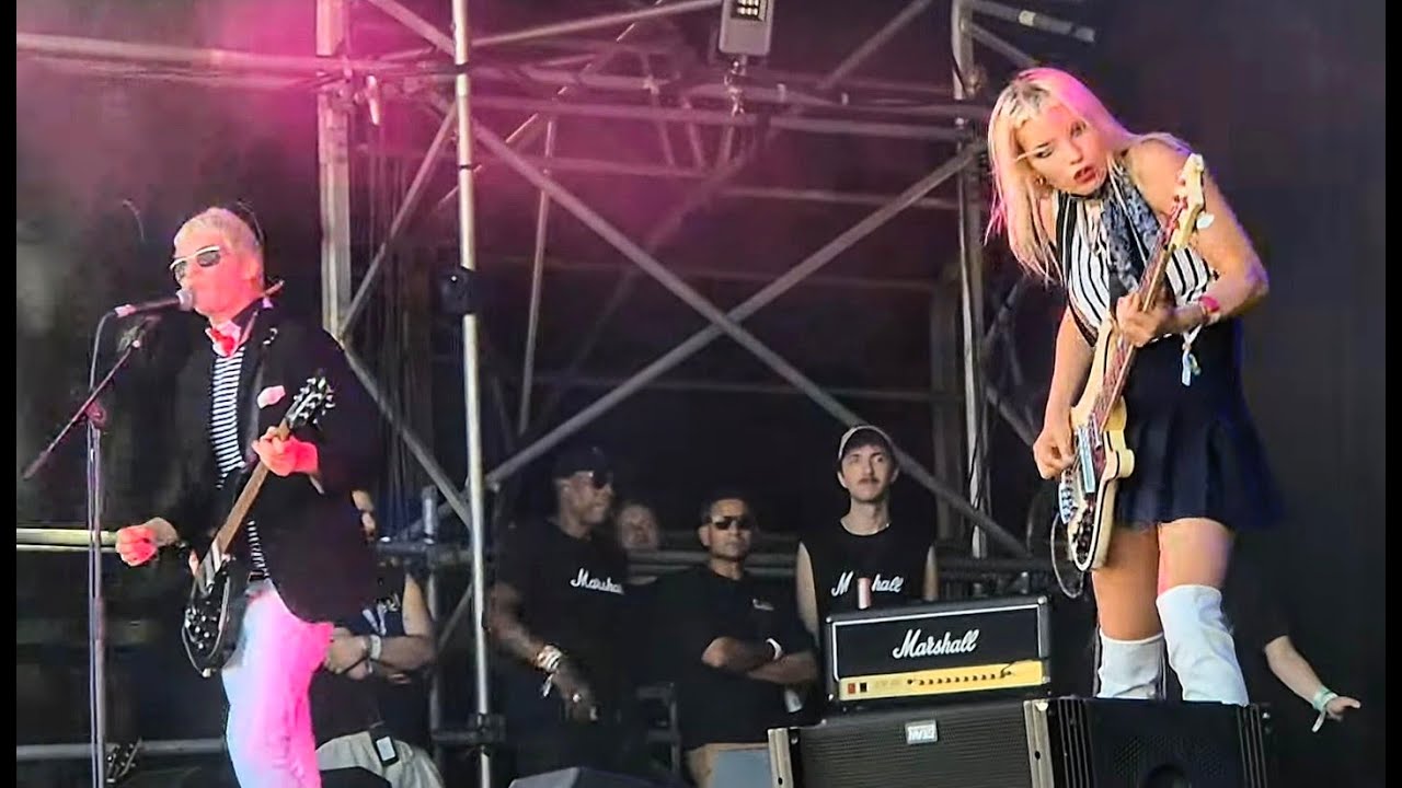 The Molotovs - Newsflash + Suffragette City (David Bowie) - Live at 2000 Trees 12-07-25