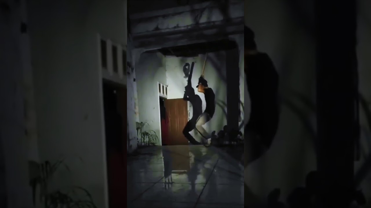 Penampakan hantu kuntilanak dipukul pakai kayu balok#islam #shorts #video #viral #new #fyp #trending