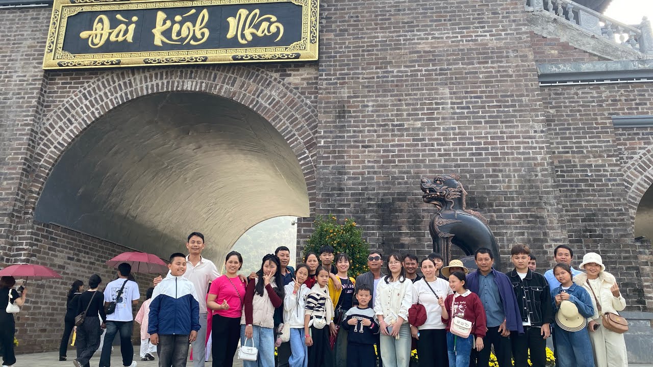 Cả nhà đi chùa bái đính Tết 2026