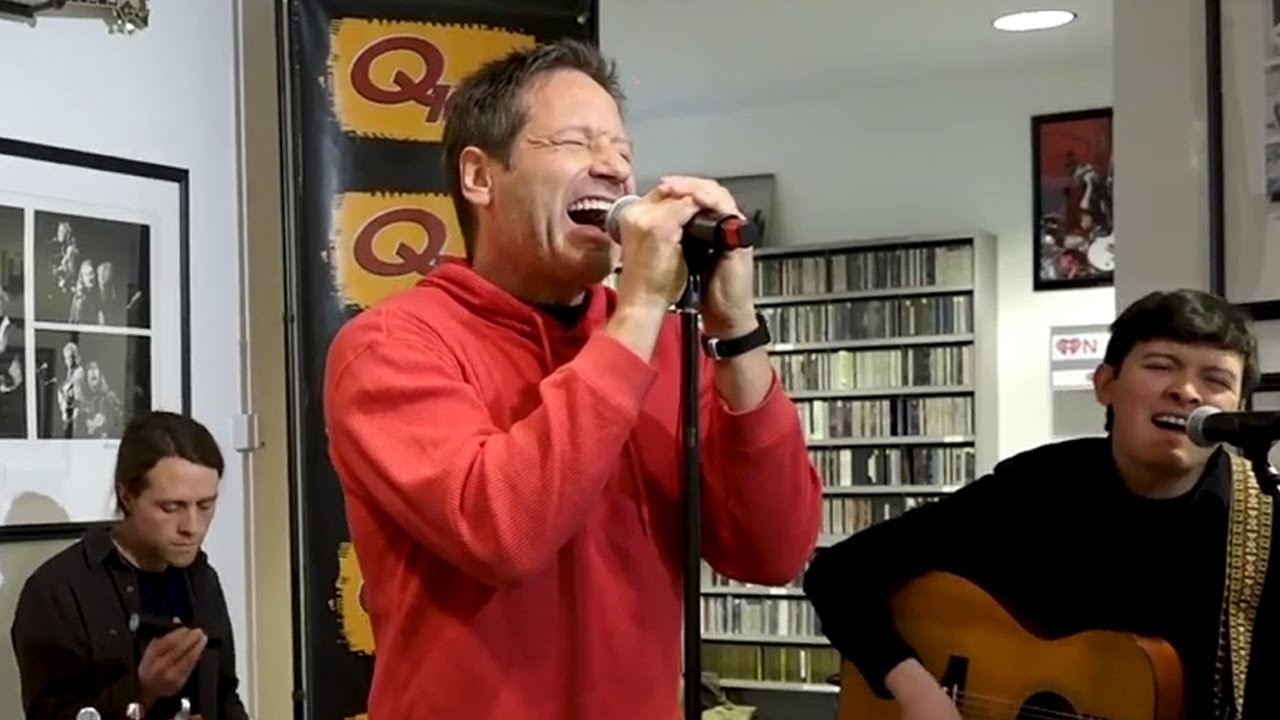 David Duchovny Performs Live on Jim Kerr