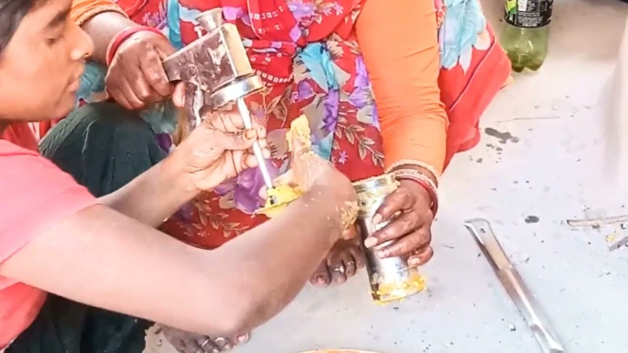 देखिए नमकीन बनाने वाली मशीन
