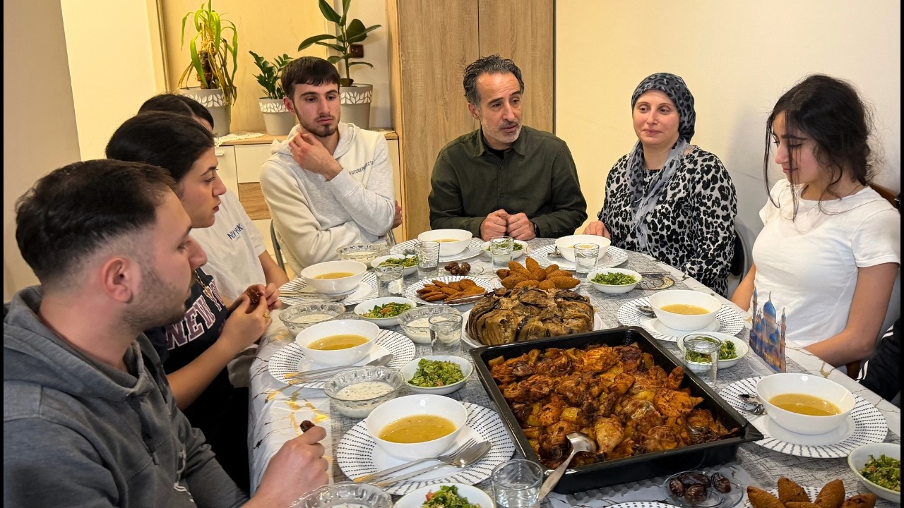 Kaj ne sme manjkati na iftarju in kako se z družino nanj pripravi Hanifa?