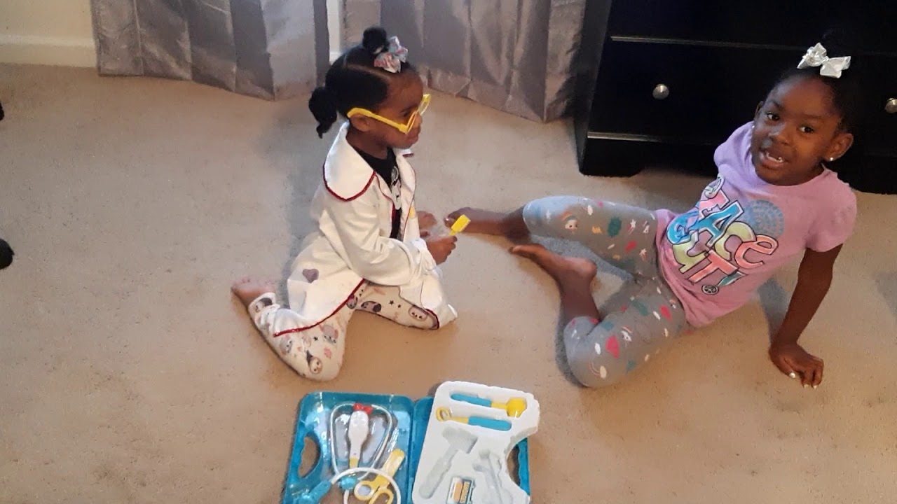 Bri and Lilly Show (Bri and Lilly Mcstuffins) Unboxing Doctor Toy kit