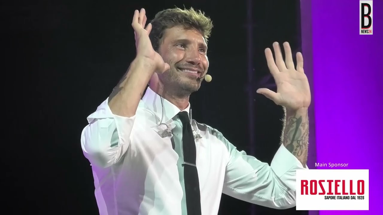 BENEVENTO PAZZA DI STEFANO DE MARTINO: CHE SHOW AL TEATRO ROMANO