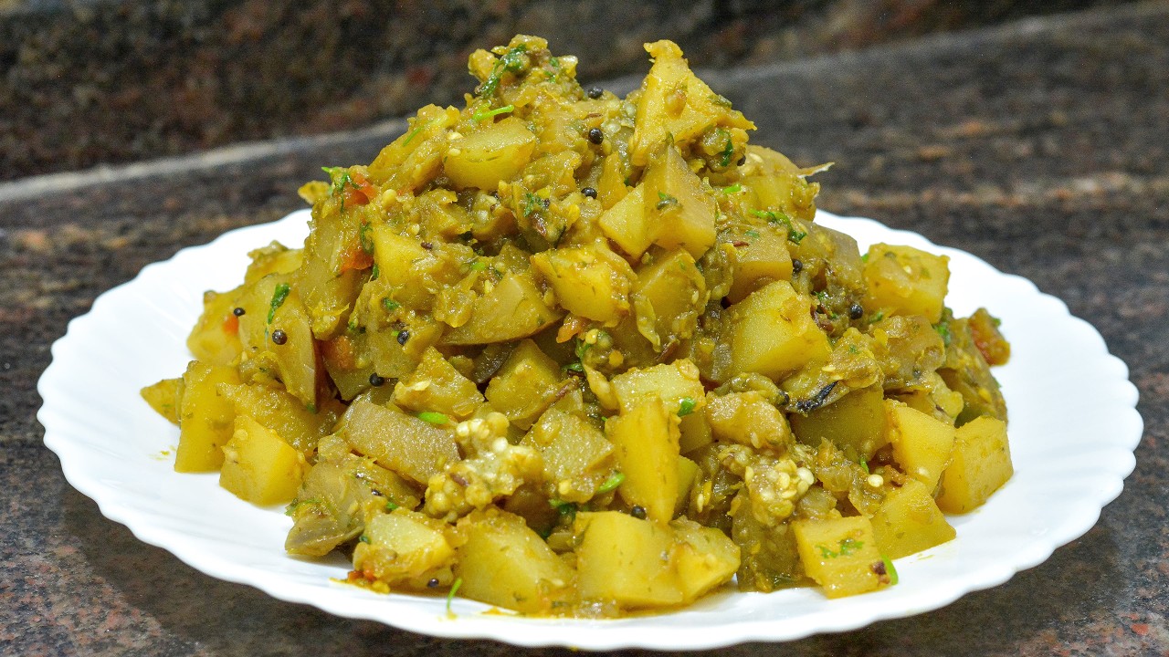 वांगे न खाणारे सुद्धा बोटं चाखत राहतील! डब्यासाठी खास झटपट रेसिपी! | Vange Batata Bhaaji