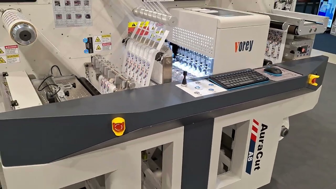 Wycinanie etykiet z roli AURACUT A8 14m/min na Remadays