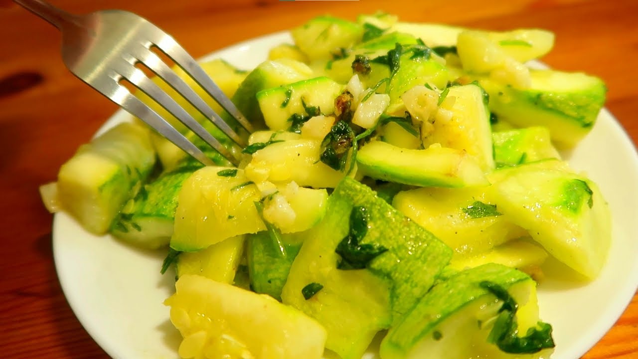 Gebratene Zucchini mit Knoblauch in 5 Minuten! Unglaublich lecker und einfach!