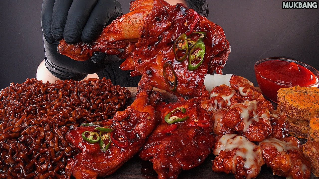 острая курица барбекю и лапша Spicy BBQ Chicken 🍗 Black Bean Noodles EATING ASMR MUKBANG