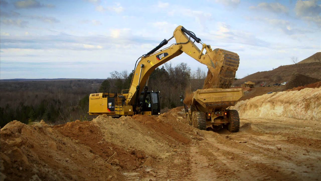 Cat&reg; 374F Large Excavator at Work | Truck Loading