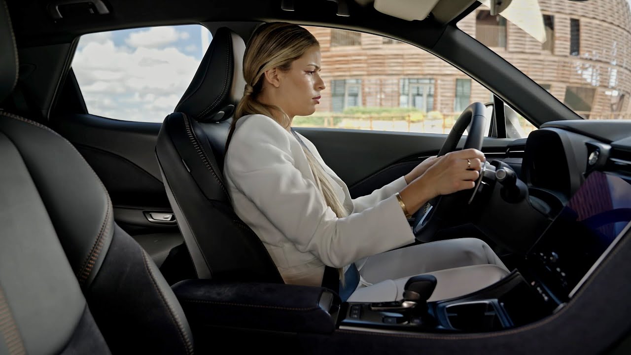 How to adjust the steering wheel | LEXUS EUROPE