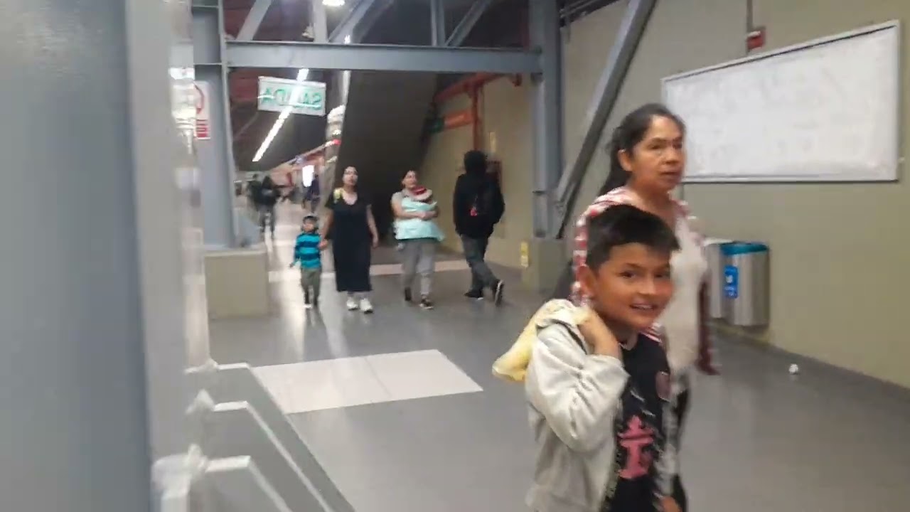 Desde la Linea 1 del Metro de Lima - Una noche en la ESTACION VILLA EL SALVADOR. Tren Ansaldobreda.
