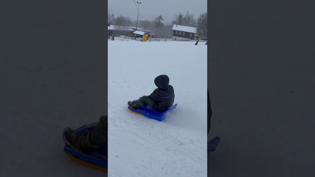 Schlitten im Schnee❄️🏂⛷️