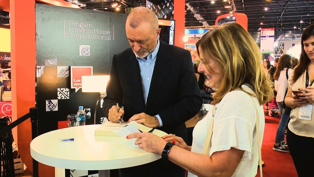 Firmas de Arturo P&eacute;rez-Reverte - Feria Internacional del Libro de Buenos Aires