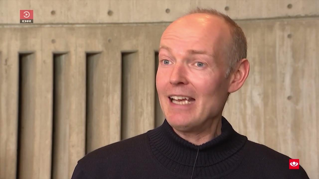 TV AVISEN 21 00   23  NOV 2021 21 00 Flyvev&aring;bnets elfly Jens Trabolt