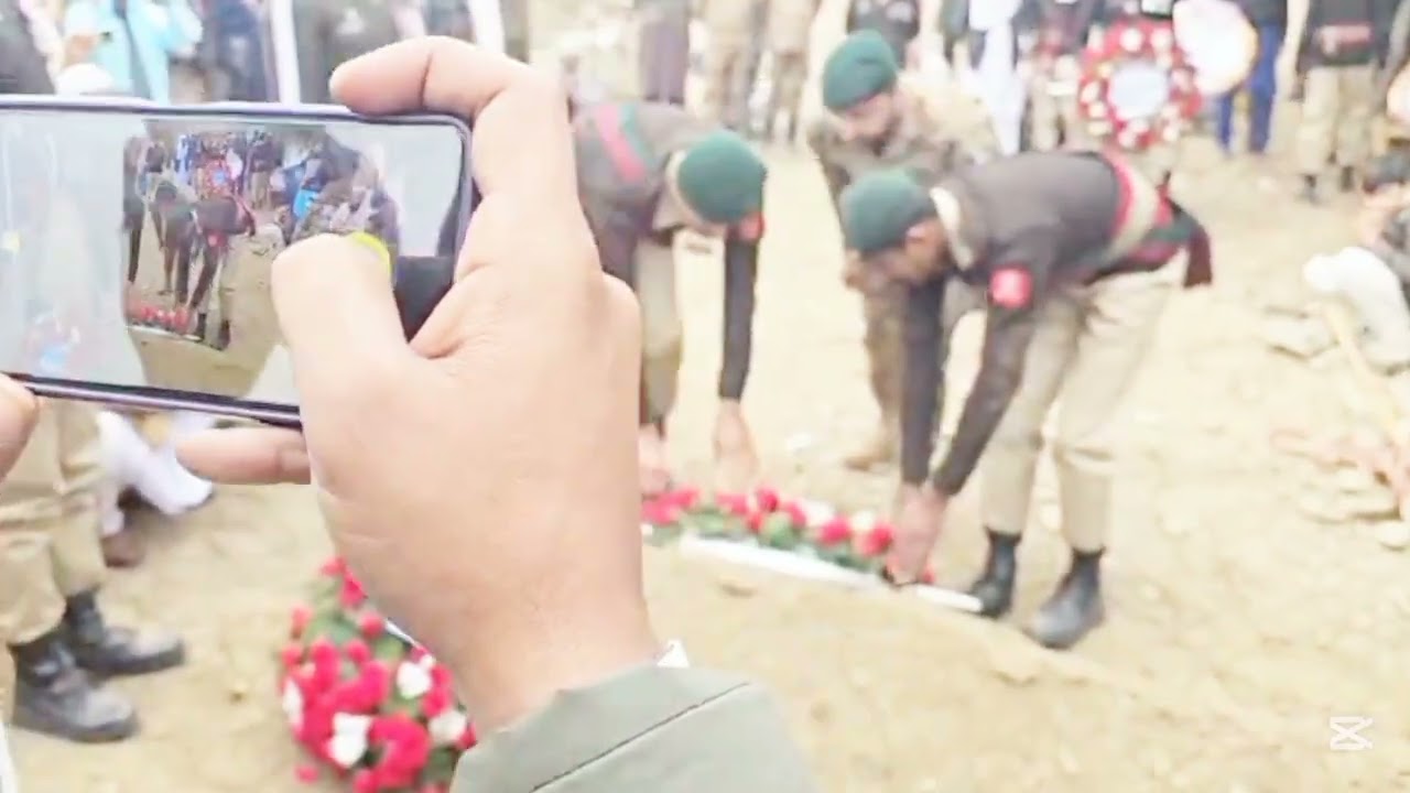 قبر پر فوجی پریڈ 