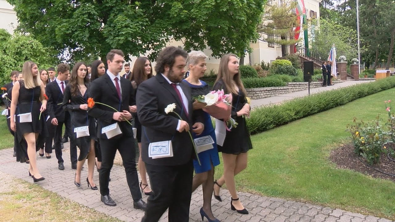 Százharmincnyolc diák ballagott el a füredi gimnáziumokból