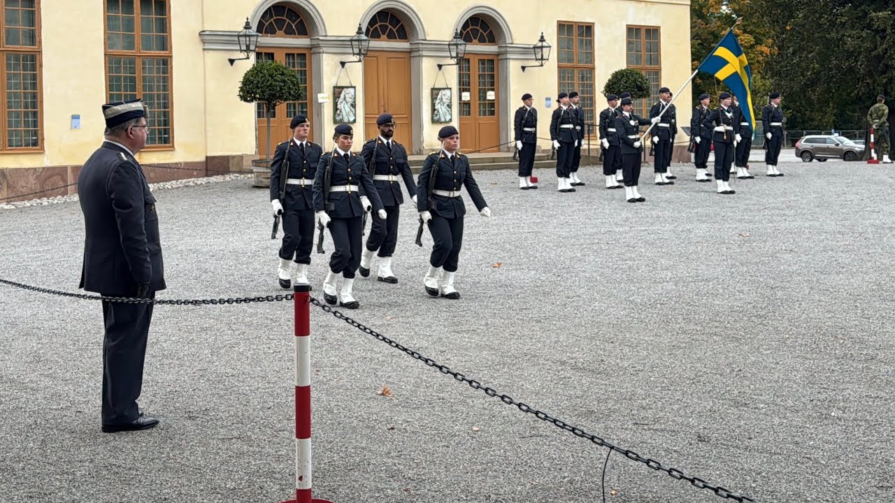 2024-10-02 Onsdag  Drottningholms Slott vaktavlösning Lv6 Halmstad - Lv6 Halmstad