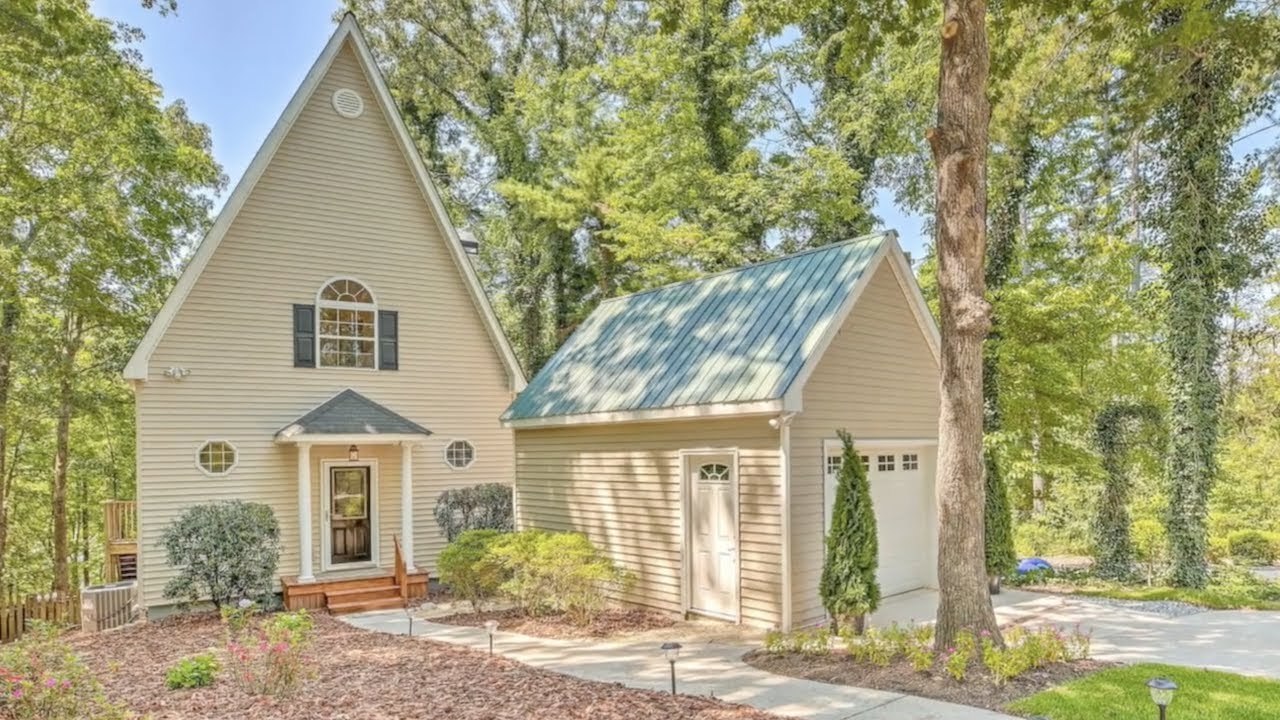 Amazing Cozy Secluded Lakefront Gainesville Cabin with Beautiful Dock