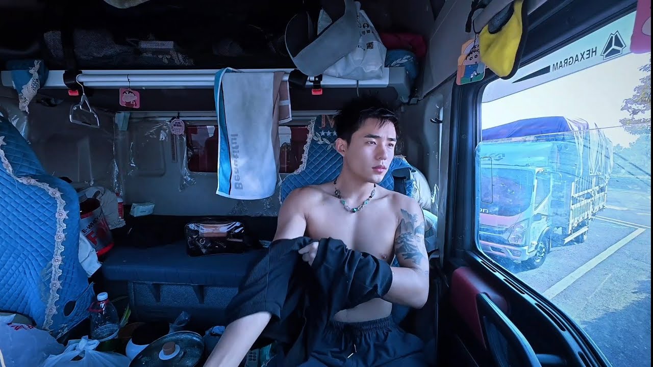 Life on the Truck: Fitness, Work, and 6-Pack Balance - [ Douyin : 拧不动的矿泉水 ]