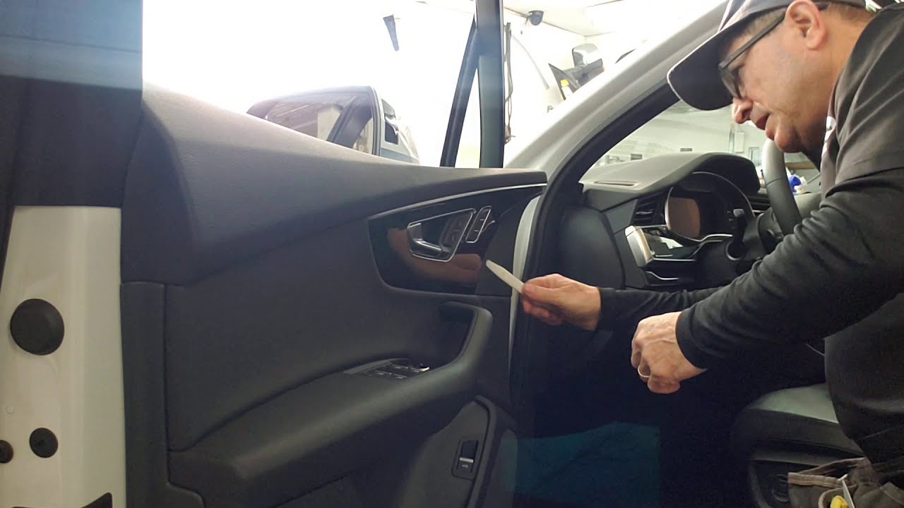 Audi Q7 2020 Door panel sweep removal