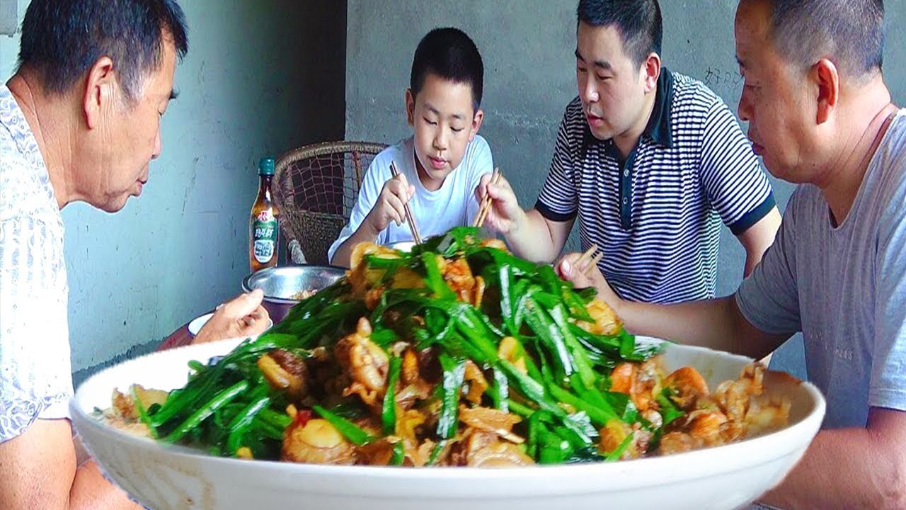 【超小厨】3斤扇贝炒韭菜，一家人海鲜配大米，老爸直夸味道不错，真过瘾！