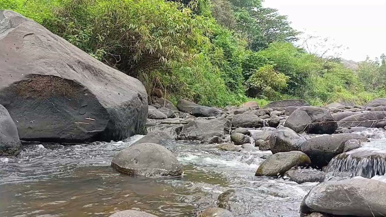 Weißes Rauschen eines Gebirgsflusses für Konzentration und Schlaf – Natur-Klanglandschaftsvideo