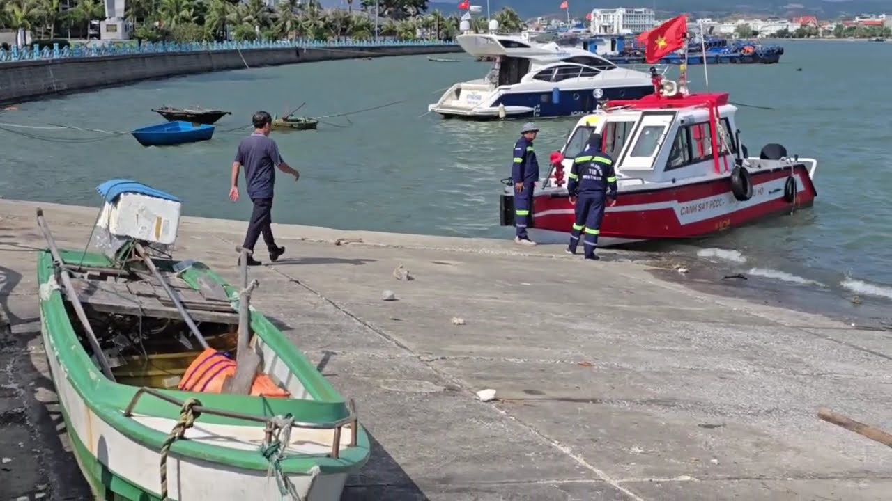 Lật Thuyền Ở Hạ Long
