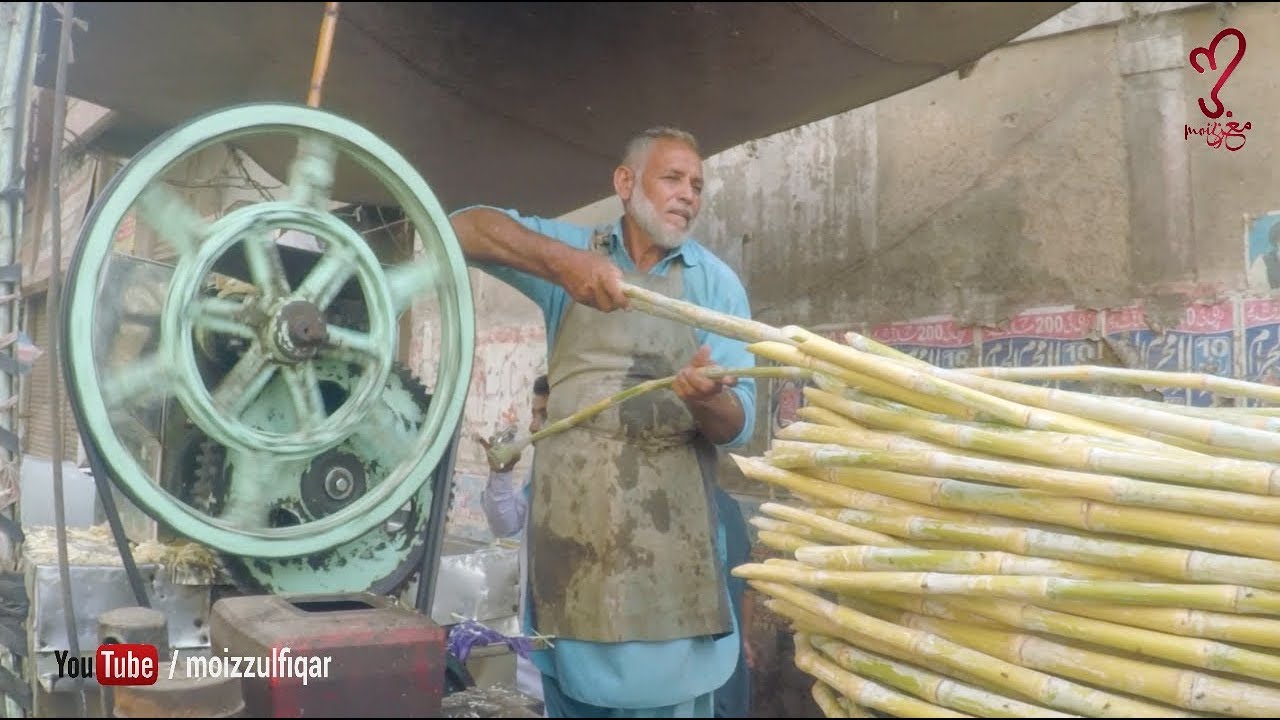 Fresh Sugarcane Juice | Street Drink Sugarcane Juice with Traditional Machine at kharadar Karachi