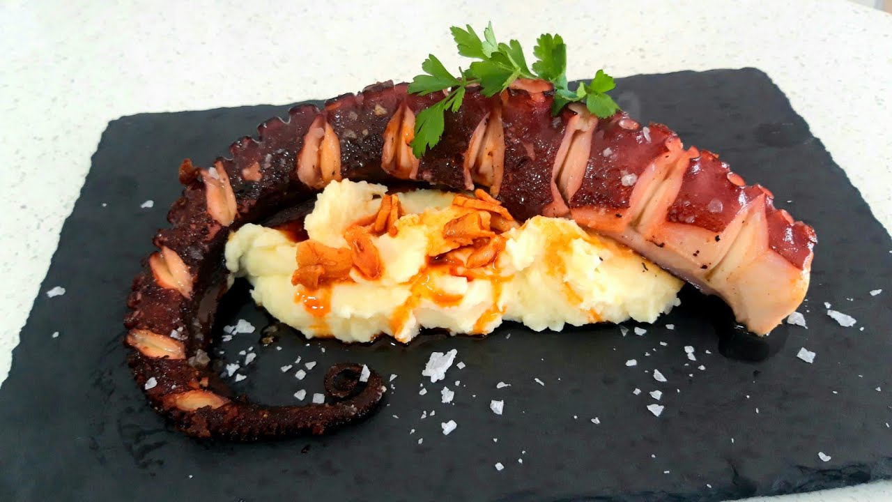 Pulpo a la plancha con puré de patatas y pimentón