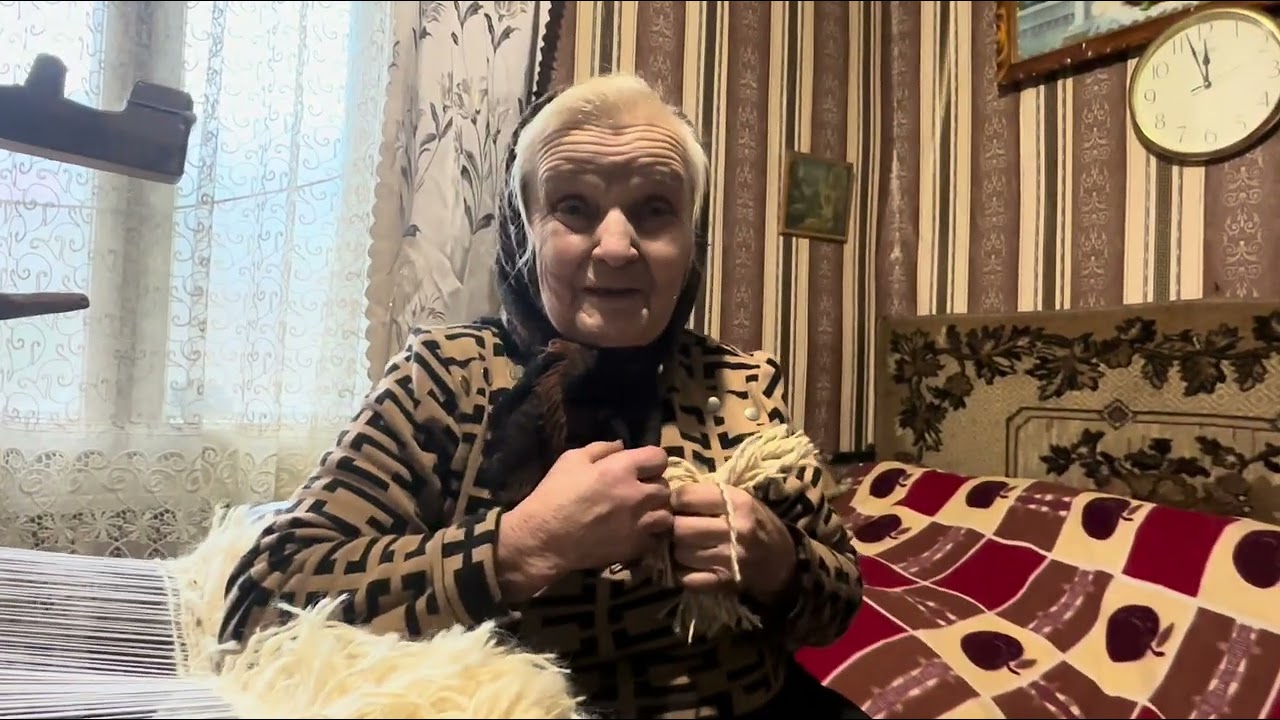 Бабця Юстина. Високо у горах старенька бабця зберегла древнє ремесло. Міжгірщина, Закарпаття.