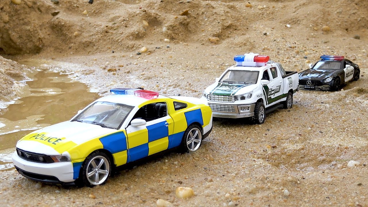 Os carrinhos de pol&iacute;cia e o amigo dinossauro engra&ccedil;ado | Hist&oacute;rias de carrinhos de brinquedo