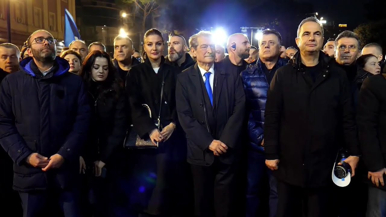 Top Channel/ PD me molotov e fishekzjarrë, ja si aktivizohen militantët pas fjalimit të Berishës