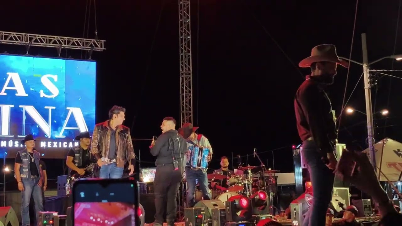 Elías Medina y Elíseo Robles Jr. En el cierre de la feria de la uva en Parras, Coah.