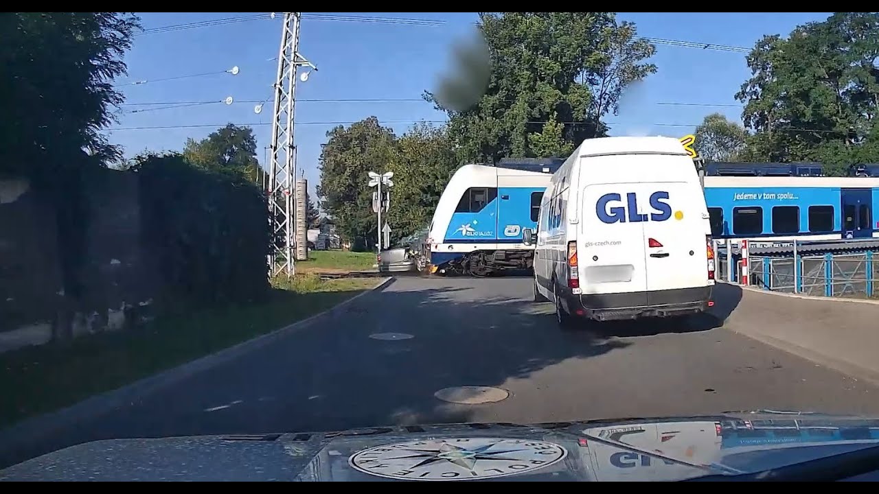 UJÍŽDĚL POLICISTŮM VE ŠTERNBERKU, SMETL HO VLAK