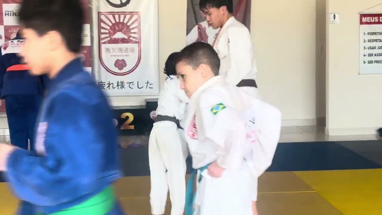 Randori do dia Cecília aprendendo com o Senpai Henrique que judô é amizade, respeito e coragem!