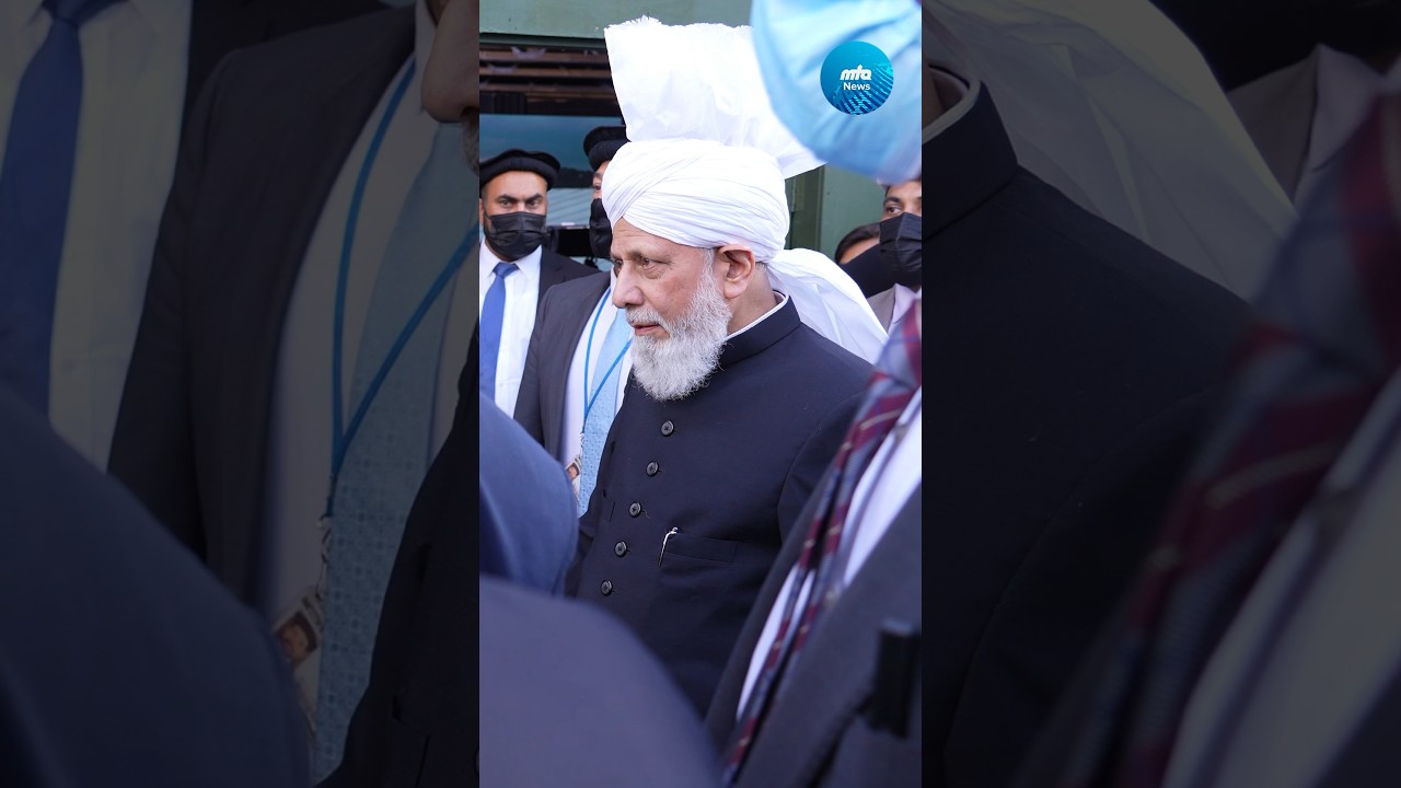 Beloved Huzoor (aba) graciously visits the MTA Complex at Jalsa and lovingly speaks to volunteers