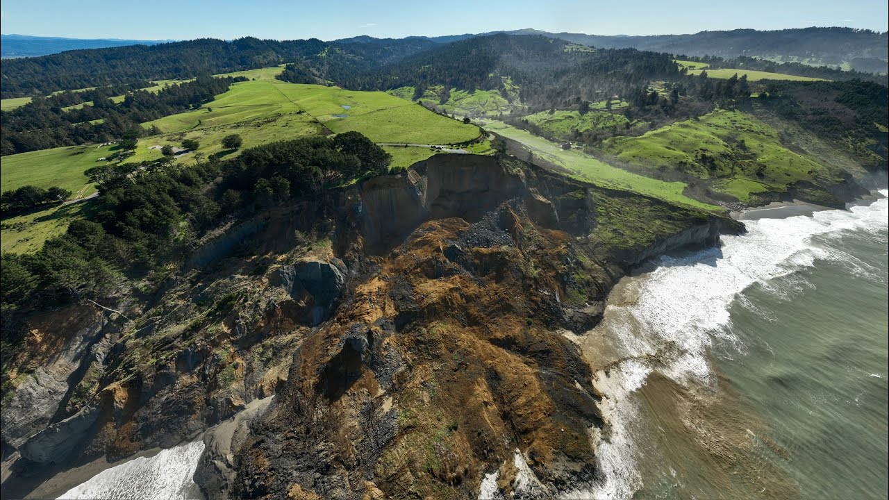 Massive landslide collides with Pacific Ocean