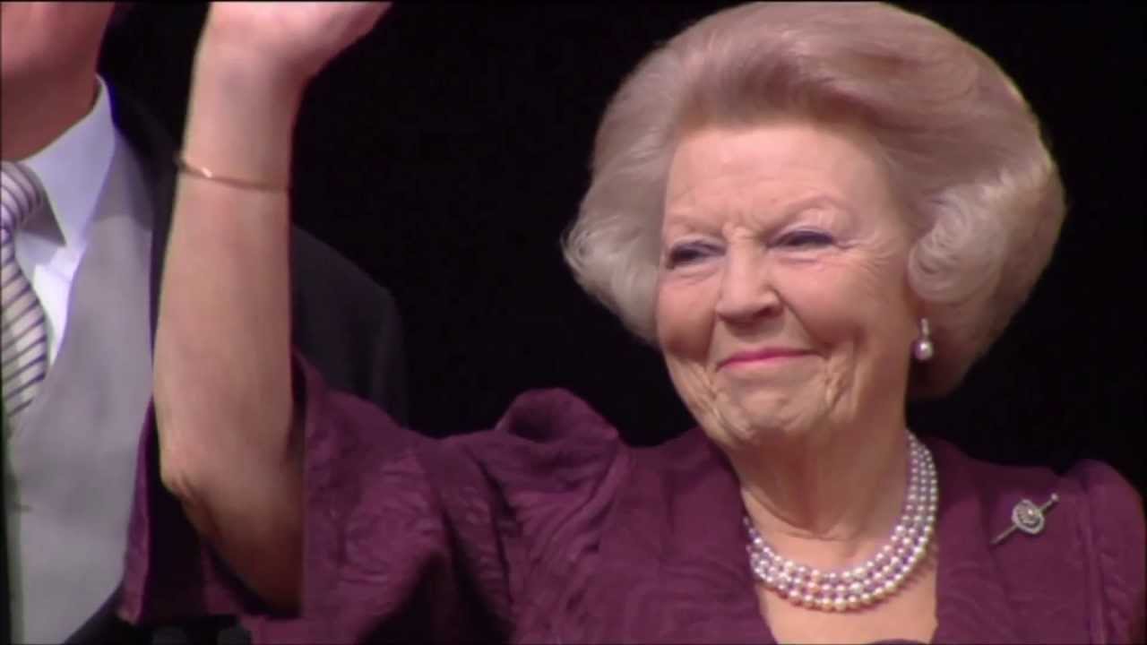 Balkonsc&egrave;ne na abdicatie Koningin Beatrix 30 april 2013 (HD)