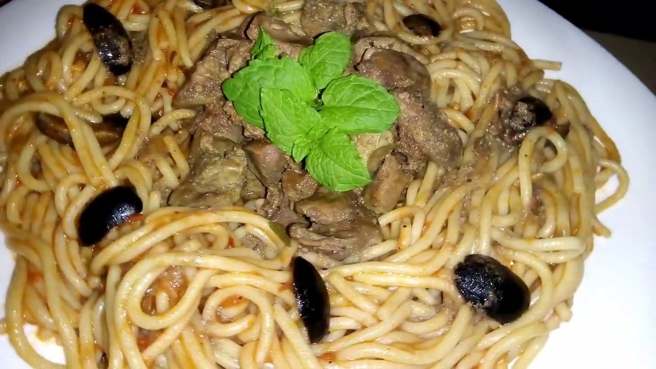 سباقيتي و زوائد الدجاج باالصلصة حمراء بنين و شهي 😋😋😋